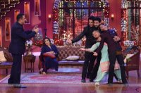 341081-dadi-poses-for-a-photo-with-happy-new-year-team-on-comedy-night.jpg